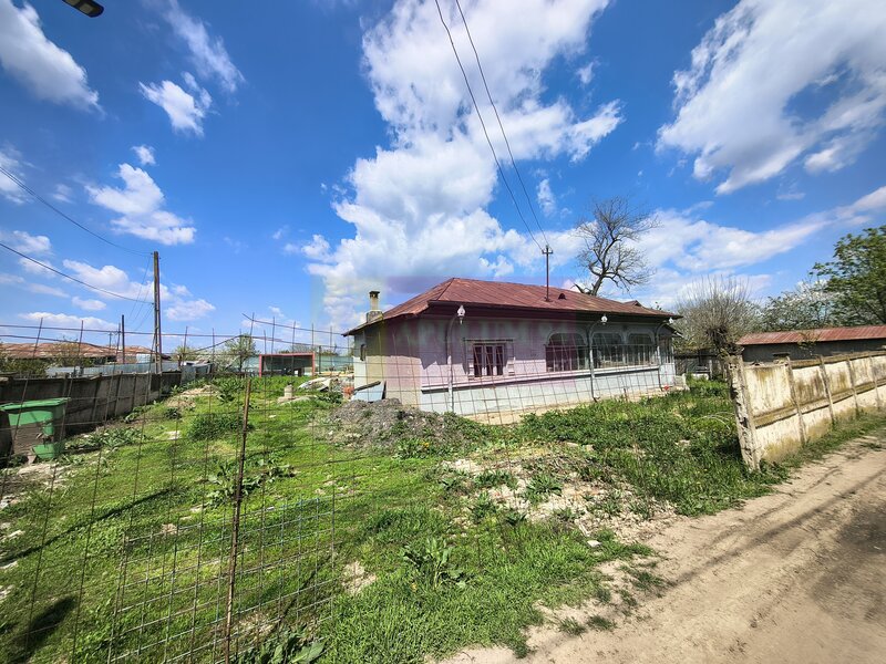 Teren cu o casa demolabila in satul Posta la 15 minute de Bucuresti